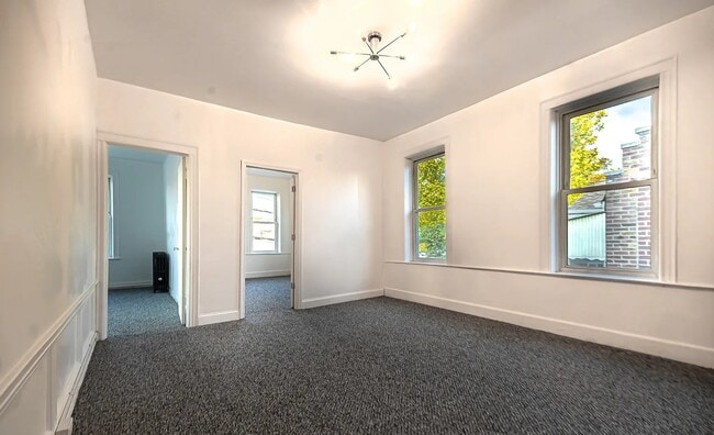 Spacious living room - 586 Remsen Ave