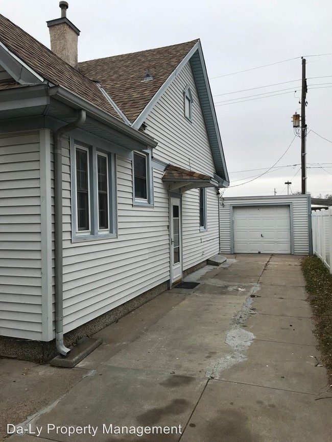 Building Photo - 3 br, 1.5 bath House - 2208 W. 1st St.