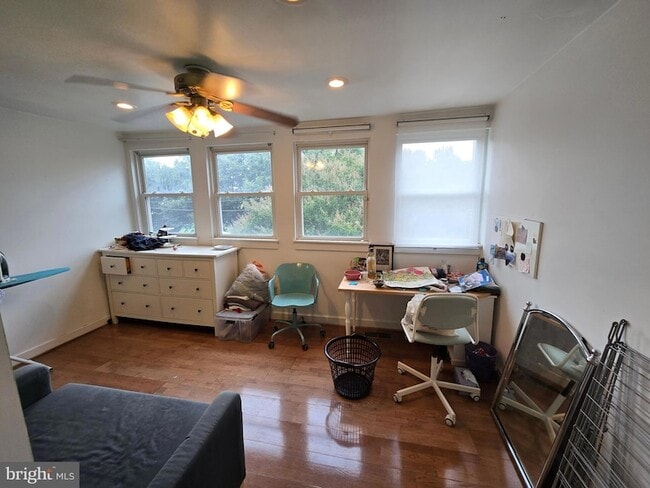 Foto del edificio - 1319 E Street NE Unit