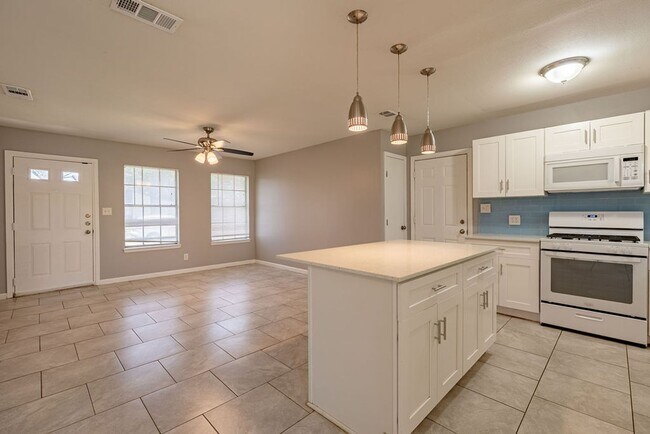 Building Photo - Beautiful 3 bedroom, 2 bathroom home in North Lamar!!!