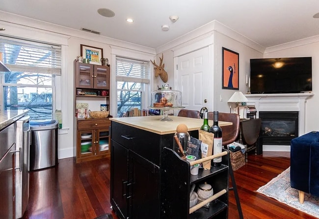 Building Photo - 632 E Broadway