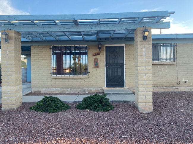 Building Photo - 1021 W Edgewater Dr