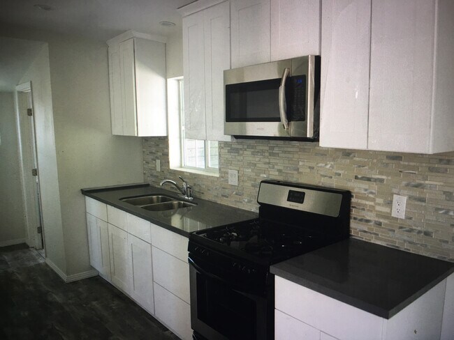Building Photo - 2647 Roseview Ave