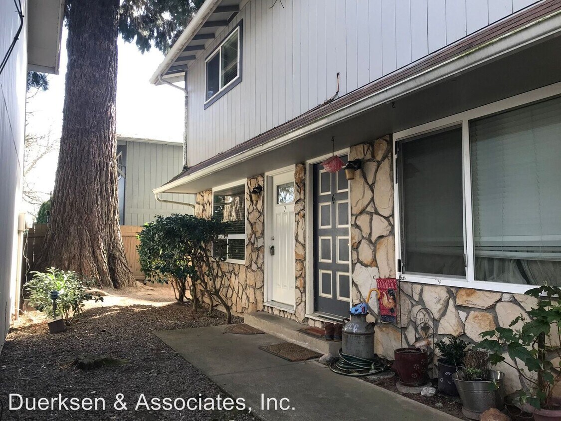Foto principal - 136-140 NE Conifer Blvd