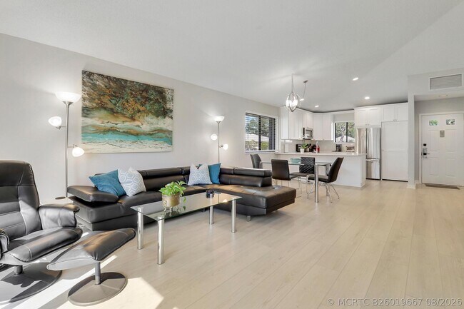 Building Photo - 811 Club Dr