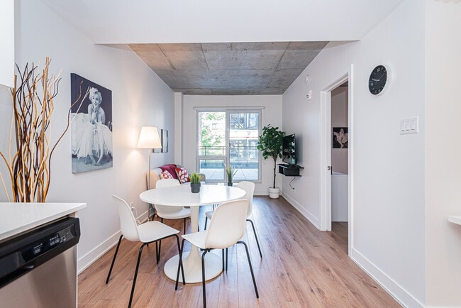 Building Photo - 540 Boul. de Maisonneuve E