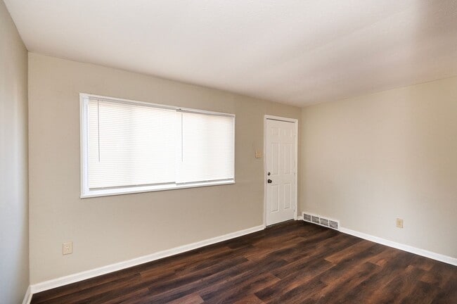 Building Photo - Comfortable 3 Bedroom 1 Bathroom Home