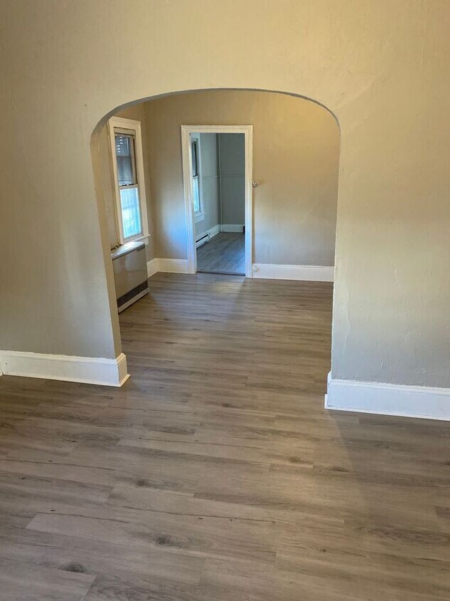 Foto principal - 3 BR, 1 BA Apartment