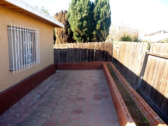 Building Photo - ***$500 Off the first months rent If you apply before the end of the January**** Beautiful and up...