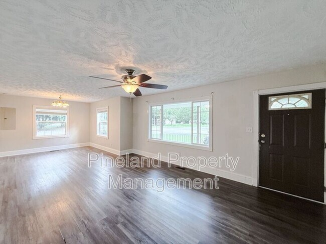 Foto del edificio - 5300 Walnut Dr