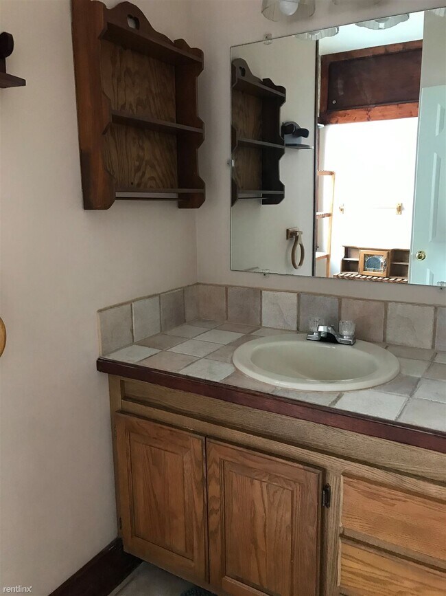 Foto del edificio - 1 br, 1 bath Triplex - Mill St. APTS Apt #2