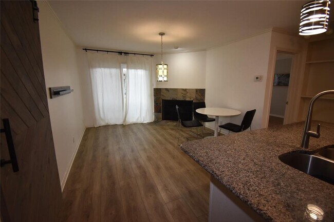 Foto del edificio - 8888 Tallwood Dr
