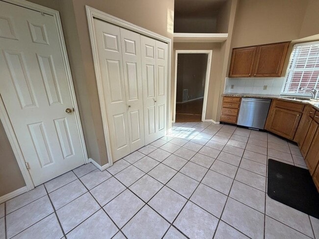 Foto del edificio - 5913 Shanghai Pierce Rd