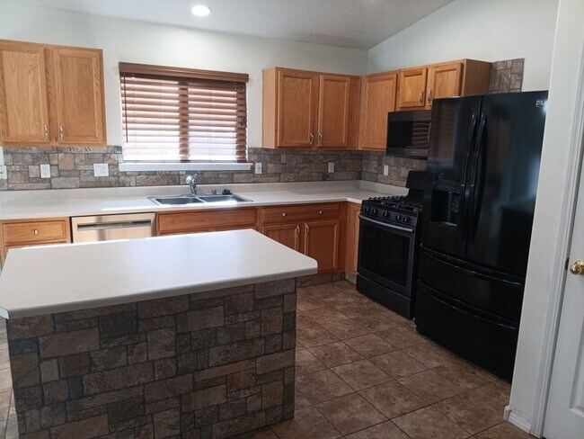 Building Photo - 3 Bedroom, 2 Bathroom Home! Schedule a Showing Today!