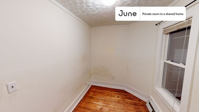 Building Photo - Private bedroom in 4 bed/2 bath Home