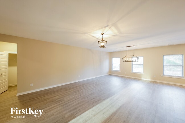 Foto del edificio - 192 Lakewood Ln