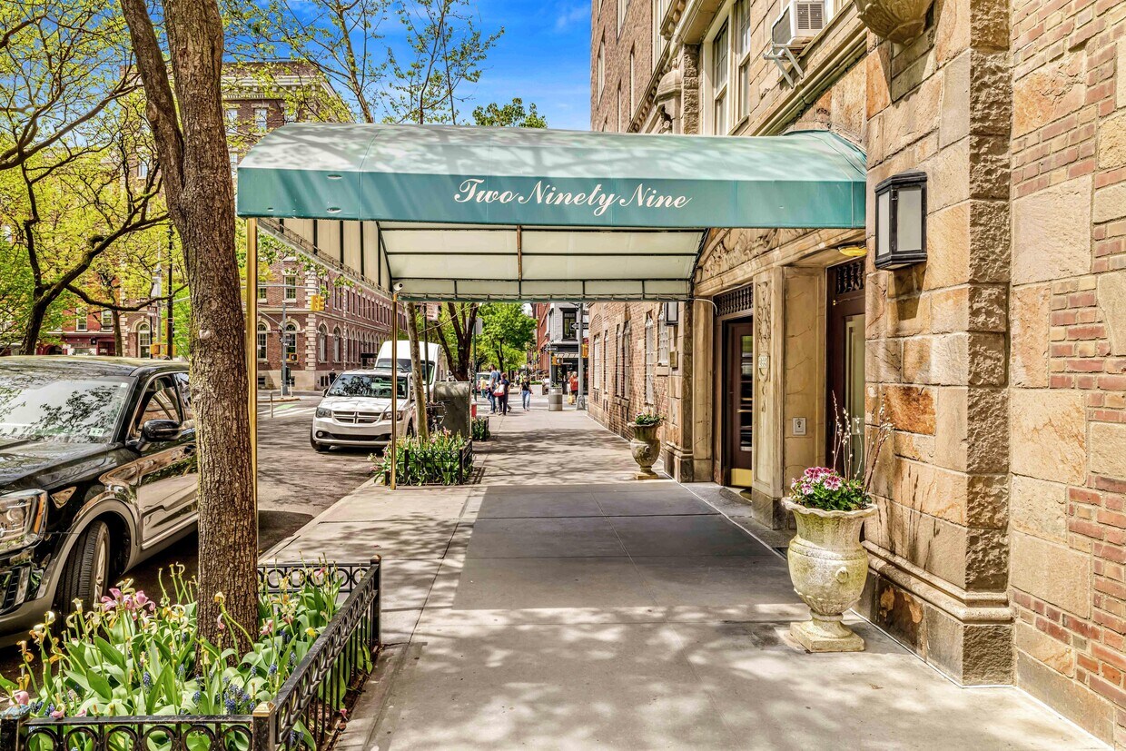 Foto del edificio - 299 W 12th St
