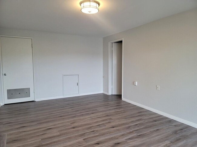 Building Photo - Newly Remodeled One Bedroom Apartment in P...