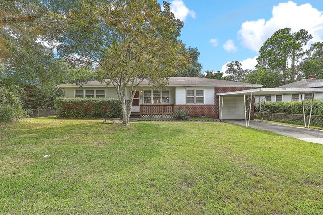 Building Photo - Single Family Home in Park Circle!