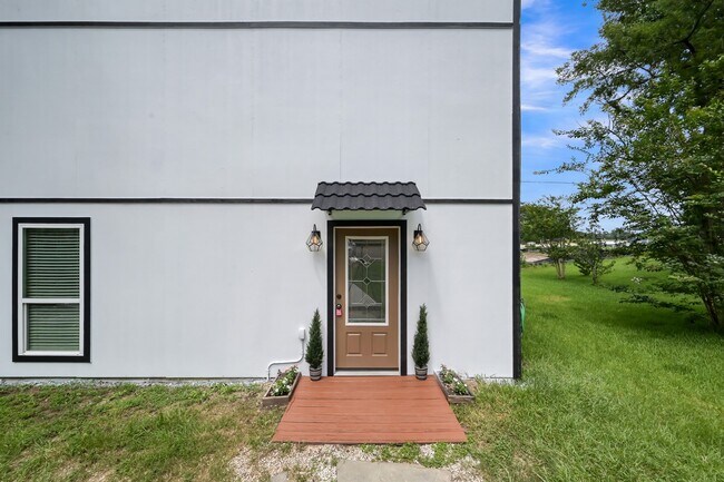 Building Photo - 16818 W Alderson