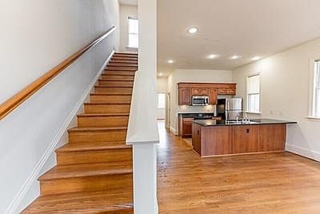 Foto del edificio - Spacious 3-Bedroom 3-Bath on Cary St.