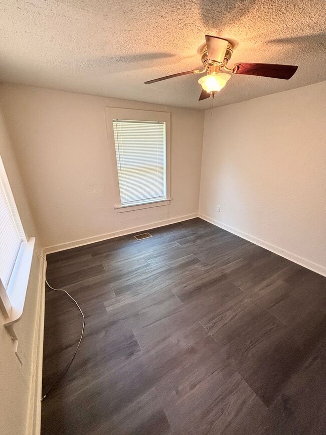 Building Photo - Midtown Cottage special