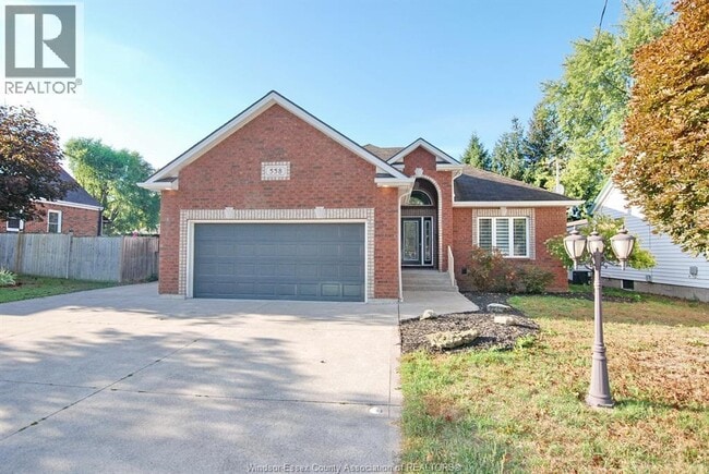 Building Photo - 558 Reaume Rd