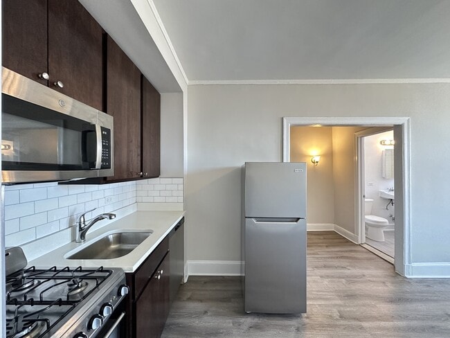 Building Photo - 3335 W Diversey Ave