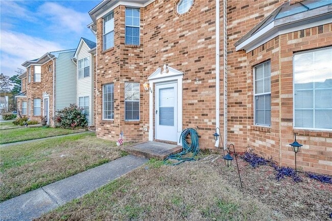 Building Photo - 714 Sutherland Dr