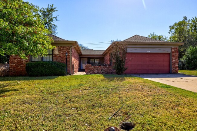 Building Photo - Spacious 3 bedroom, 2 bath brick, ranch ho...