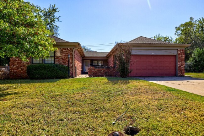 Foto del edificio - Spacious 3 bedroom, 2 bath brick, ranch ho...