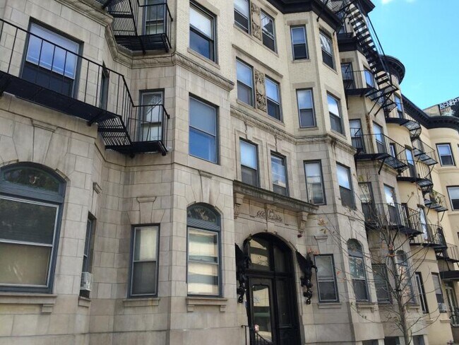 Foto del edificio - 28 Westland Ave