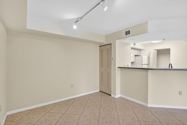 Building Photo - 1/1 Condo with Screened-in Balcony in Resort Style Community, Move in Ready!