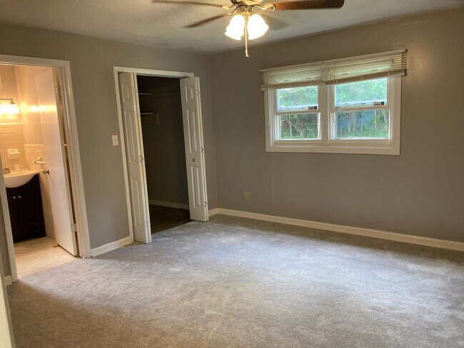 Building Photo - Section 8 Vouchers accepted!