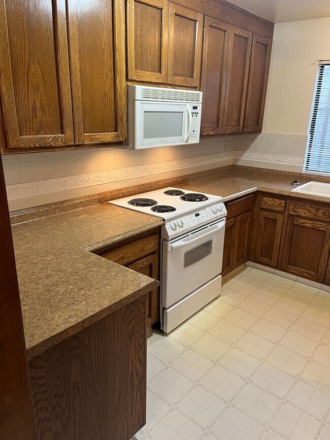 Foto del edificio - Northeast Santa Rosa 3 bedroom 3 bathroom ...