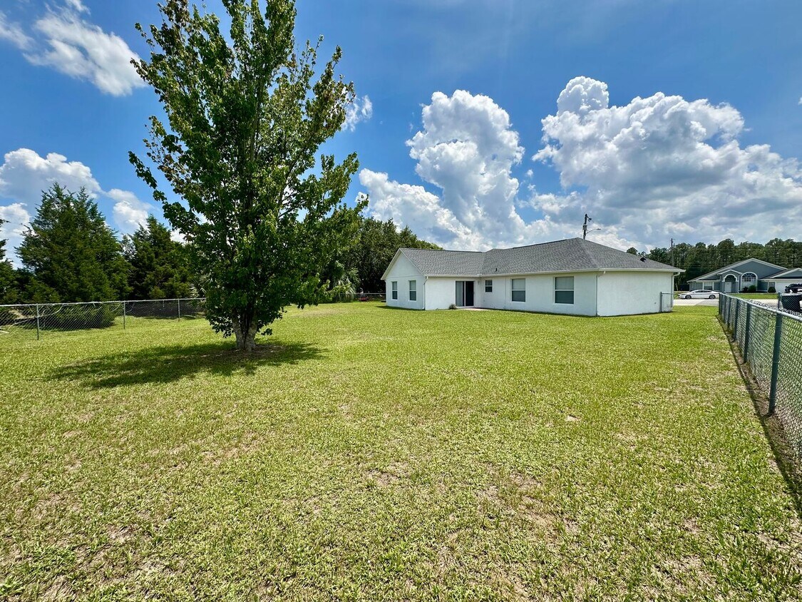 Foto del edificio - Three-Bedroom House with a Fenced Yard!