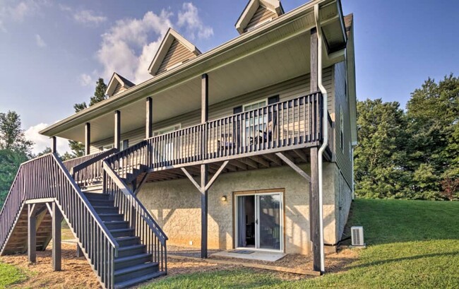 Building Photo - Beautiful Attic Apartment-All Inclusive-No...