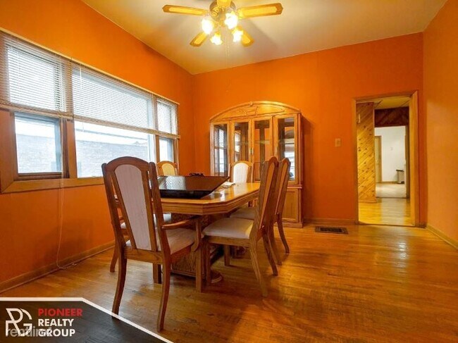 Building Photo - 2 br, 1 bath Apartment - 4018 N Kenneth Ave