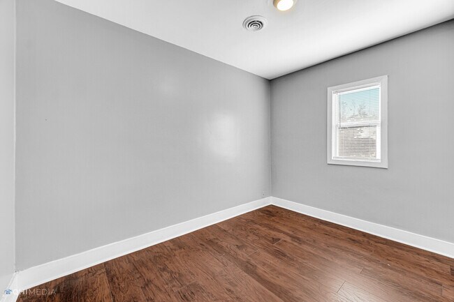 Building Photo - 1120 W 150th St