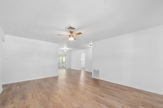 Building Photo - 6143 Tanglewood Dr NE