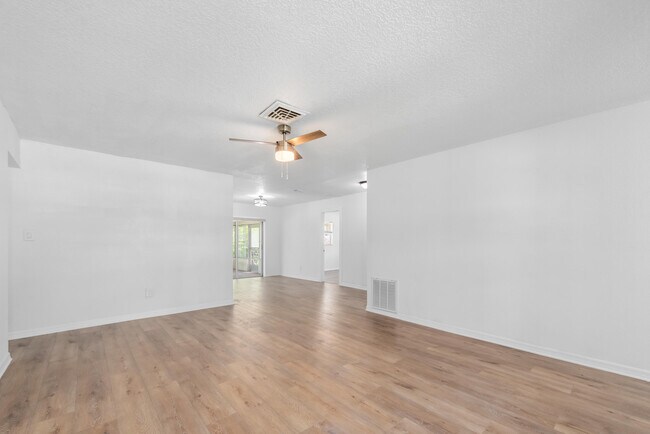 Building Photo - 6143 Tanglewood Dr NE