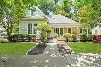 Building Photo - 212 W 43rd St