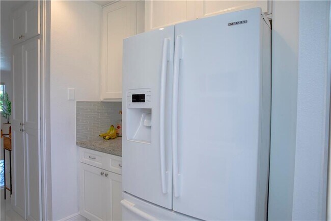 Building Photo - 1270 W 42nd St