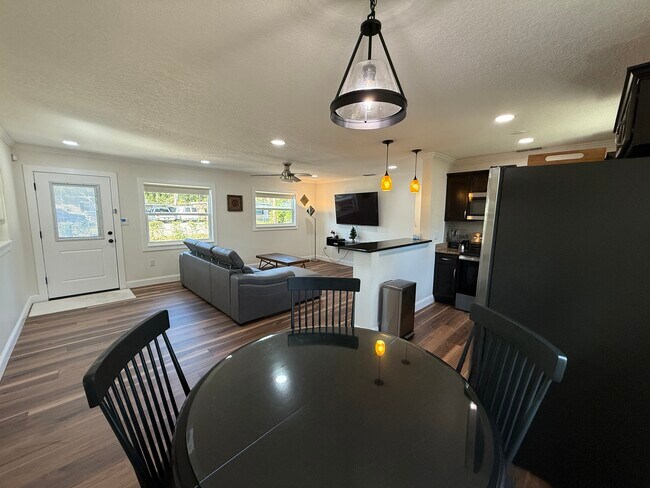 Building Photo - 709 Suzette Dr