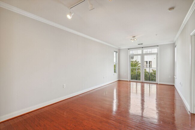 Building Photo - Available Now! High End 1 bed/ 1 bath with Parking! 24 hour concierge!