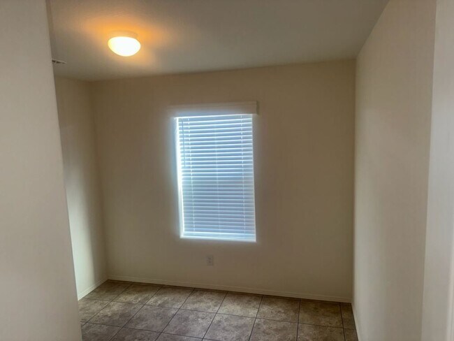 Foto del edificio - 1111 N Lamb Blvd
