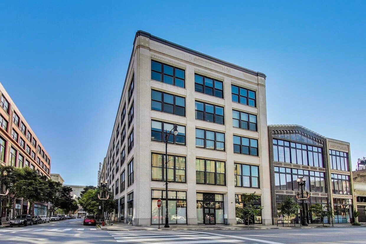 Foto principal - 2303 S Michigan Ave