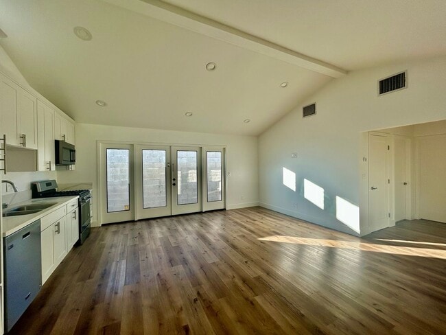 Building Photo - 2129 S Sycamore Ave