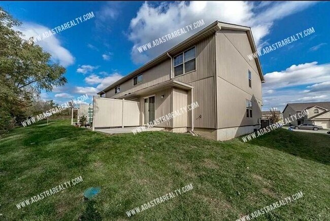 Foto del edificio - Stunning Northland Townhome-Available NOW!!