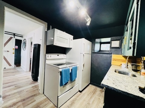 Building Photo - Tiny Cozy Loft in Delano